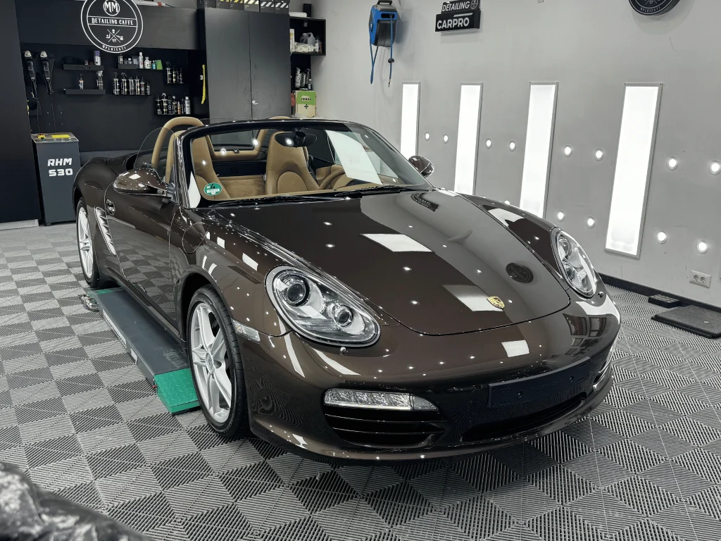 Porsche Boxster maro cu acoperișul coborât, după folia PPF și protecția ceramică