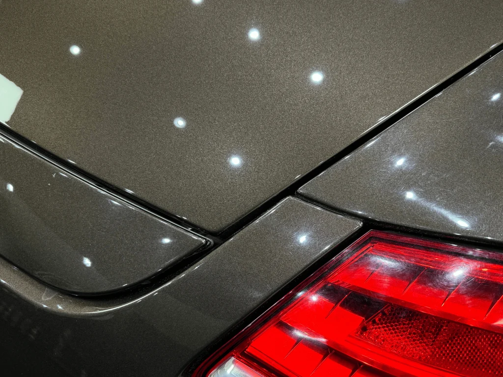 Lacul maro de lângă stopul unui Porsche Boxster, fără zgârieturi după polish
