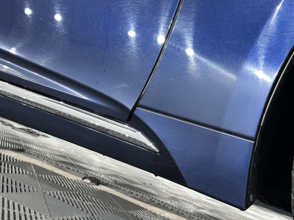 Zgârieturi circulare pe ușa din spate și aripa unui Lexus LS albastru, înainte de corecția lacului