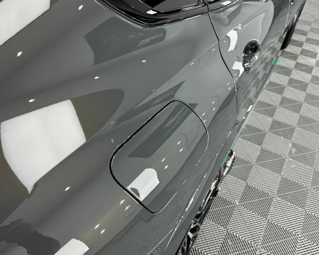 Ușa spate și clapeta rezervorului unui BMW X6M gri protejate cu folie PPF