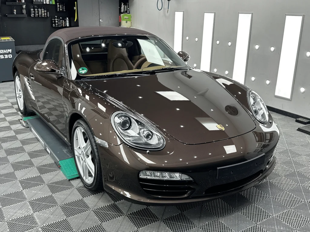Porsche Boxster maro cu acoperișul închis, văzut din față, după aplicarea foliei PPF