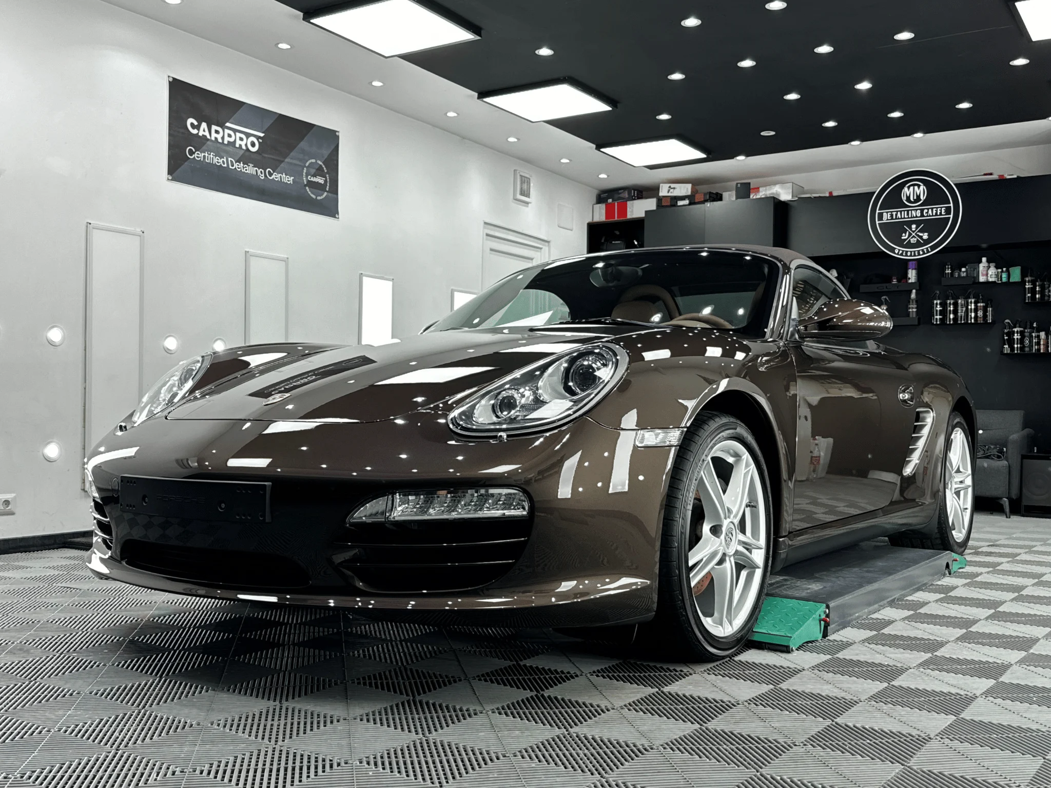 Porsche Boxster maro după aplicarea foliei PPF pe față, în atelierul Detailing Caffe din Ploiești