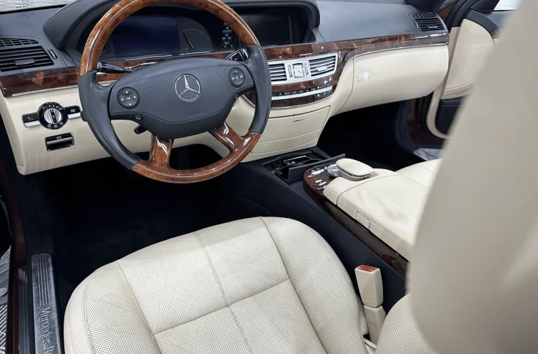Bordul și scaunele față din piele bej ale unui Mercedes Clasa S, după detailing interior