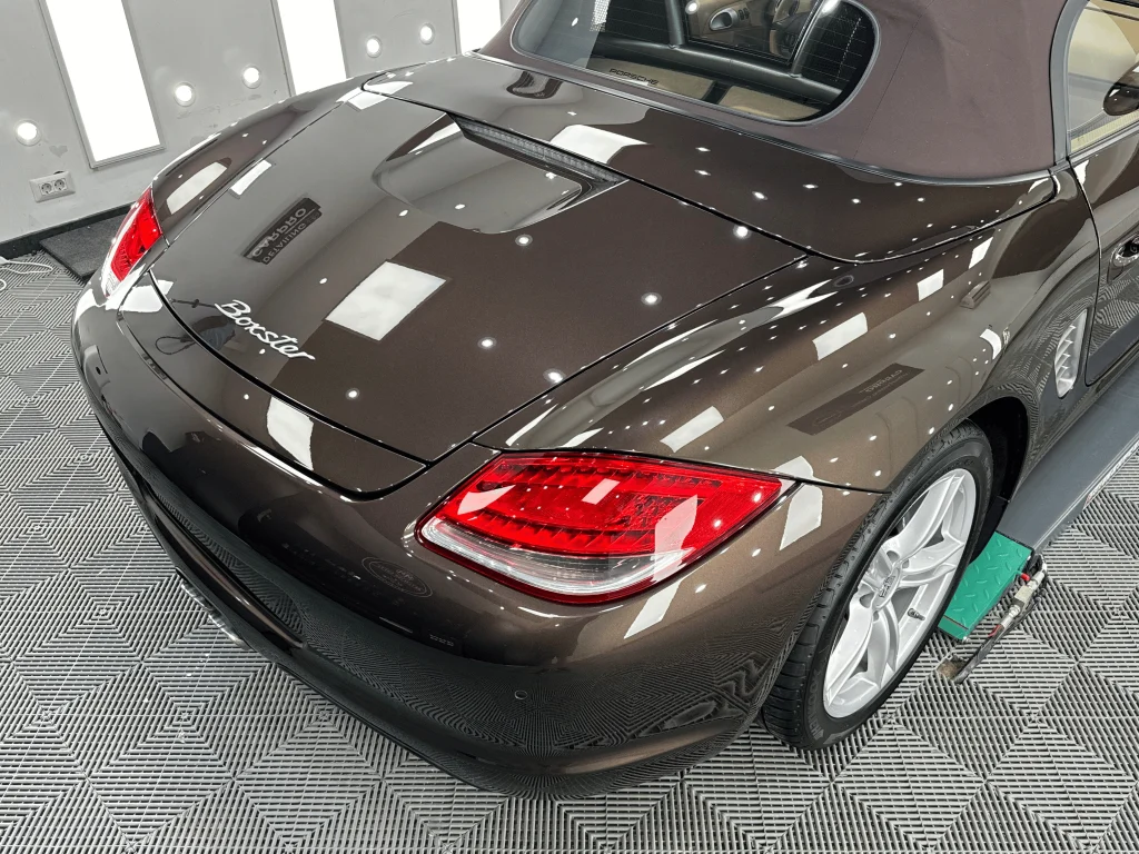 Spatele unui Porsche Boxster maro cu acoperiș textil, după polish și protecție ceramică