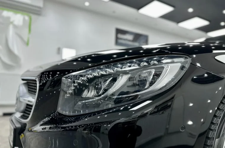 Far de Mercedes după recondiționare, cu lentila din nou transparentă