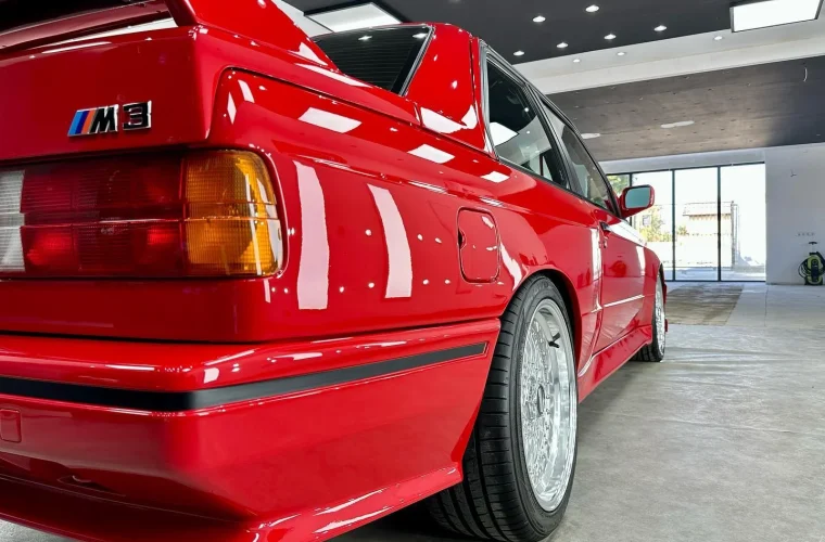 BMW M3 E30 roșu, văzut din spate, după polish