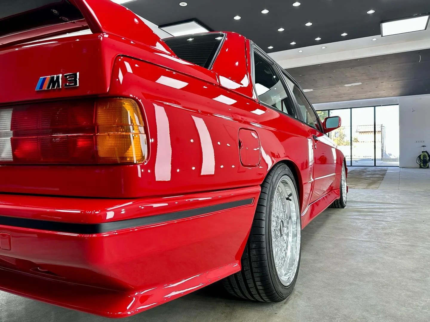 BMW M3 E30 roșu, văzut din spate, după polish
