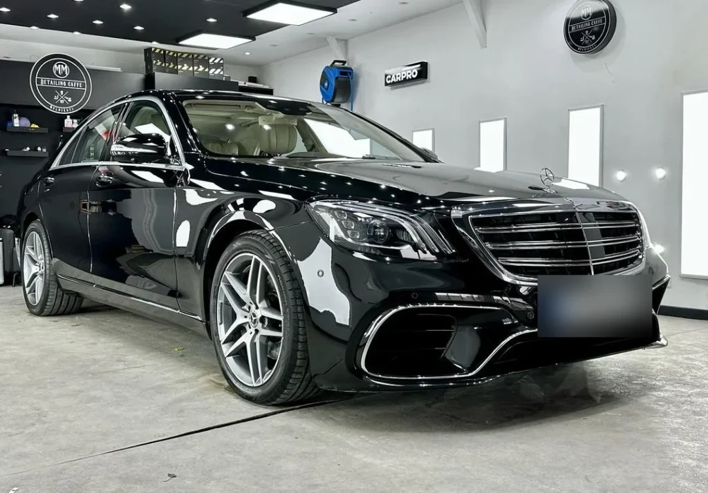 Mercedes negru în atelier, după polish