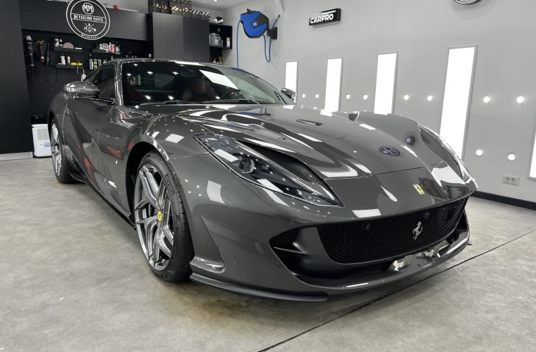 Ferrari 812 Superfast gri cu folie PPF, în atelierul din Ploiești