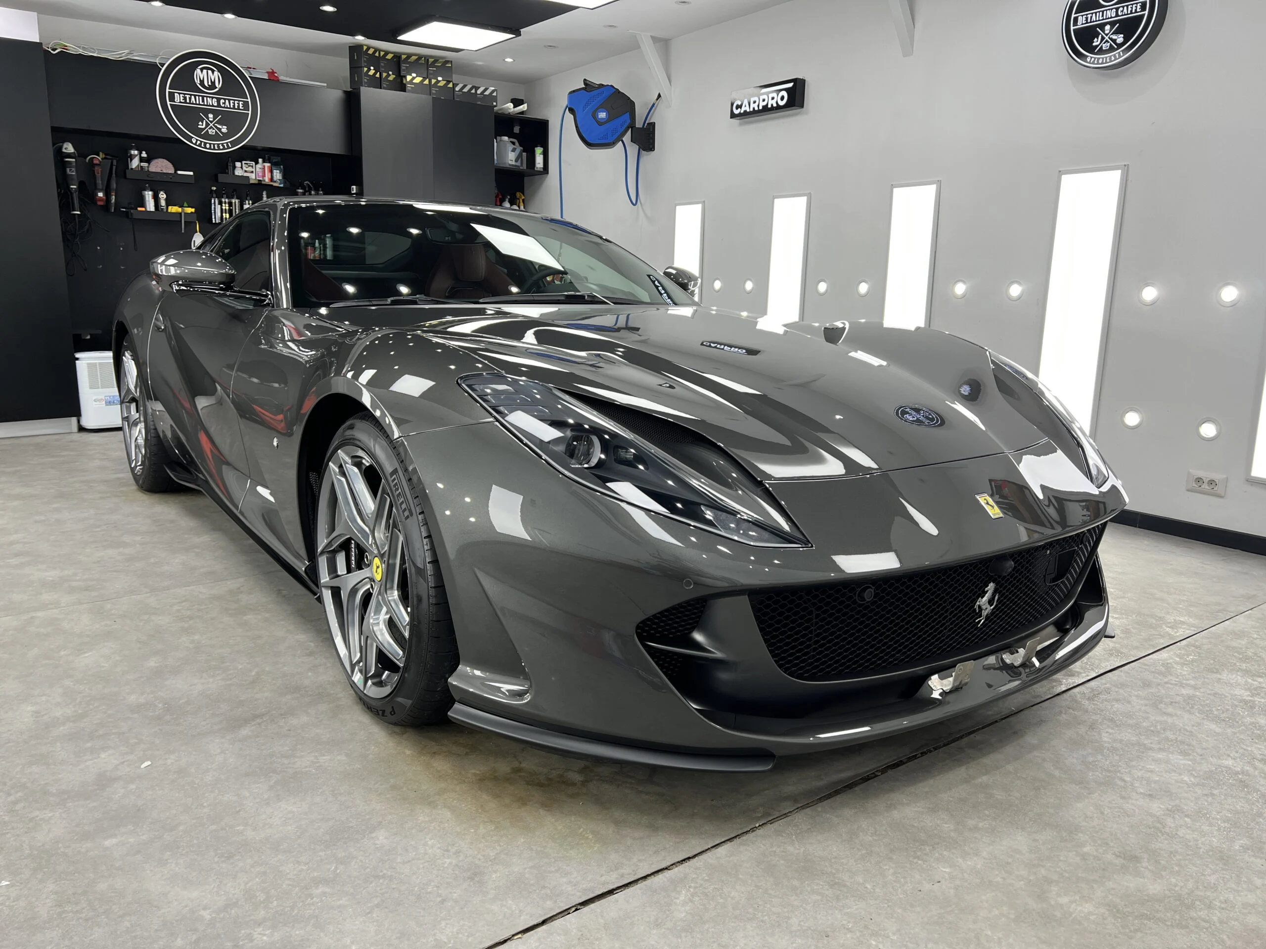 Ferrari 812 Superfast gri cu folie PPF, în atelierul din Ploiești