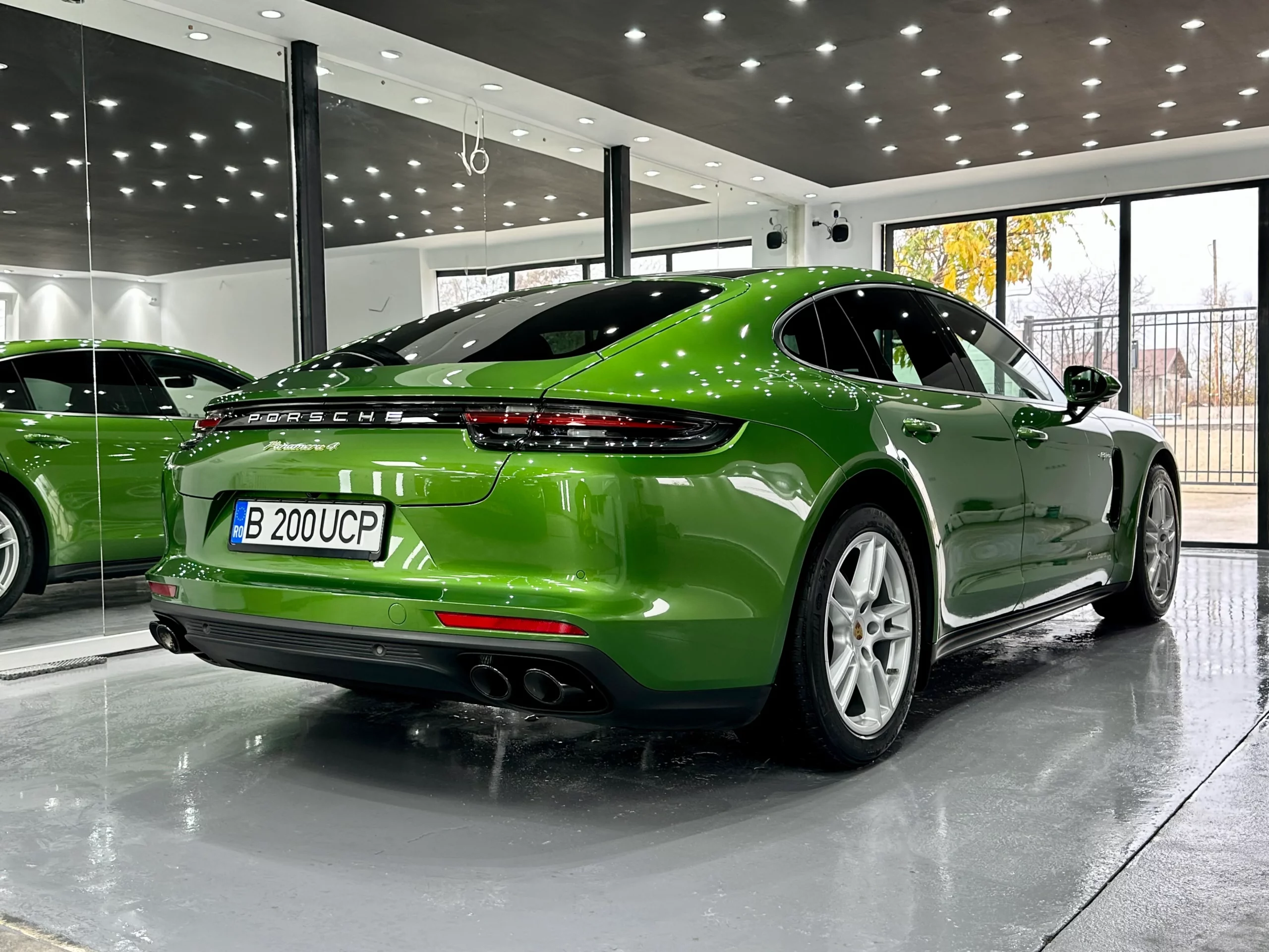 Porsche Panamera verde în atelierul Detailing Caffe din Ploiești