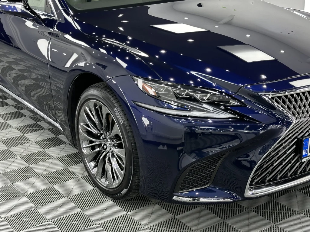 Aripa față, roata și farul unui Lexus LS albastru închis, după protecția ceramică
