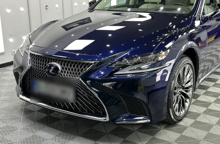 Fața unui Lexus LS albastru închis, cu grila și farul, după protecția ceramică