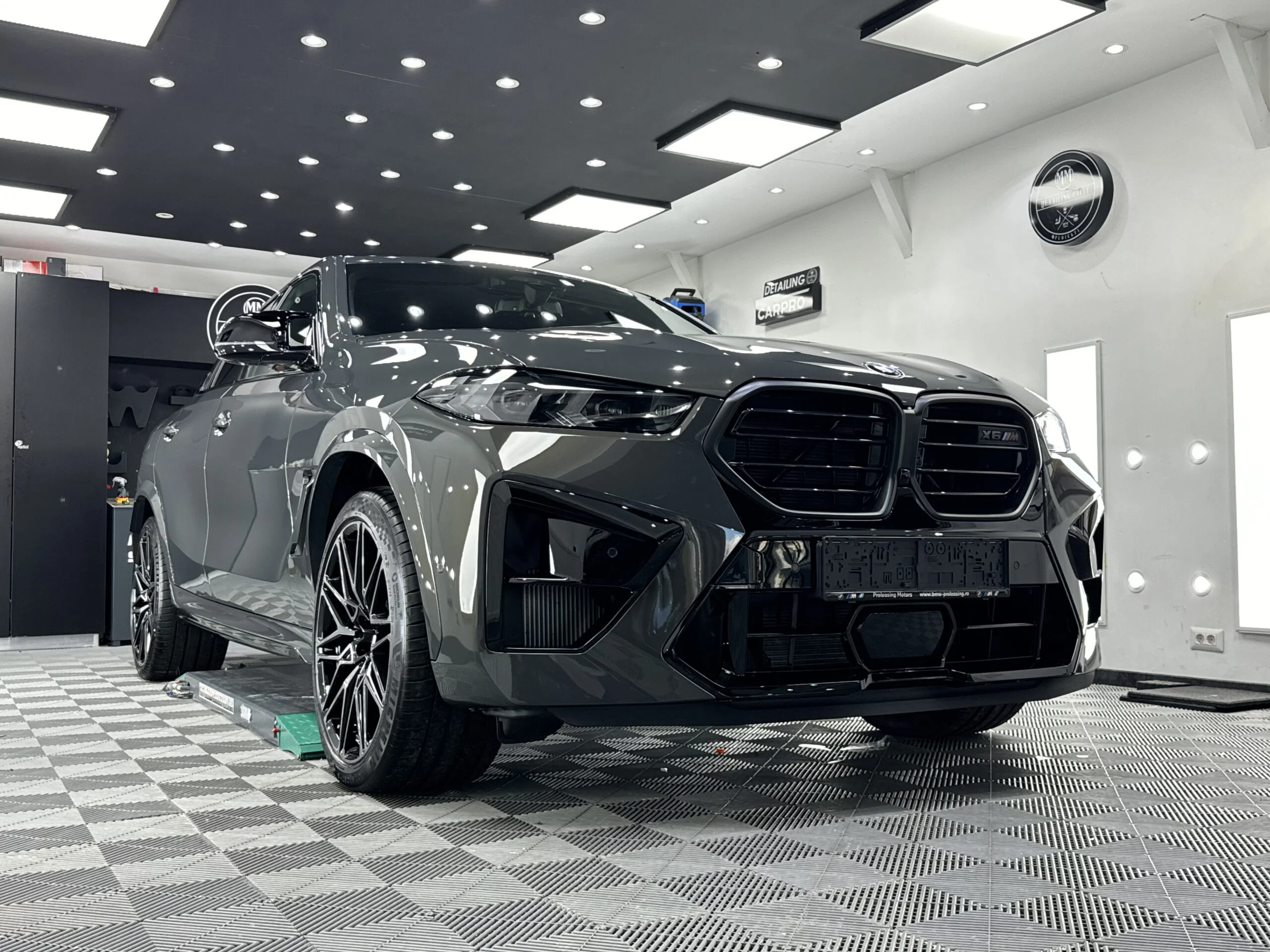 BMW X6M gri după aplicarea foliei PPF, văzut din față, în atelierul Detailing Caffe din Ploiești