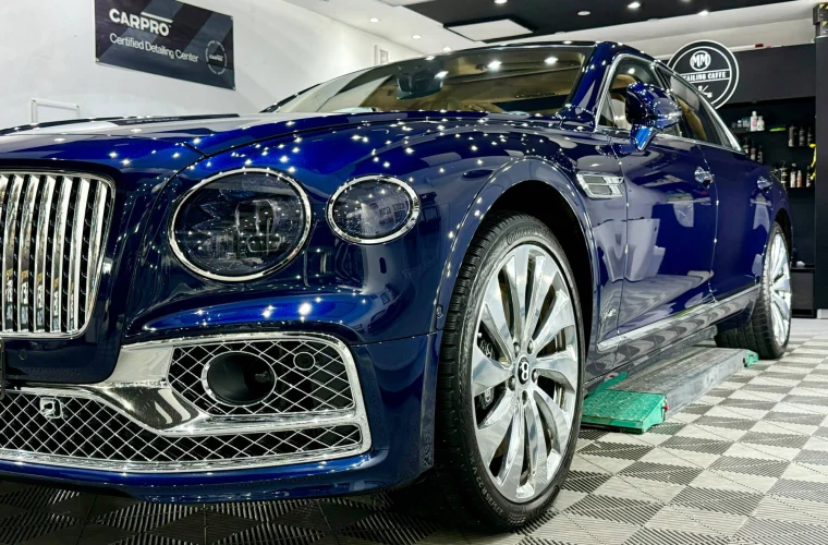 Bentley Flying Spur albastru după detailing exterior, în atelierul Detailing Caffe din Ploiești