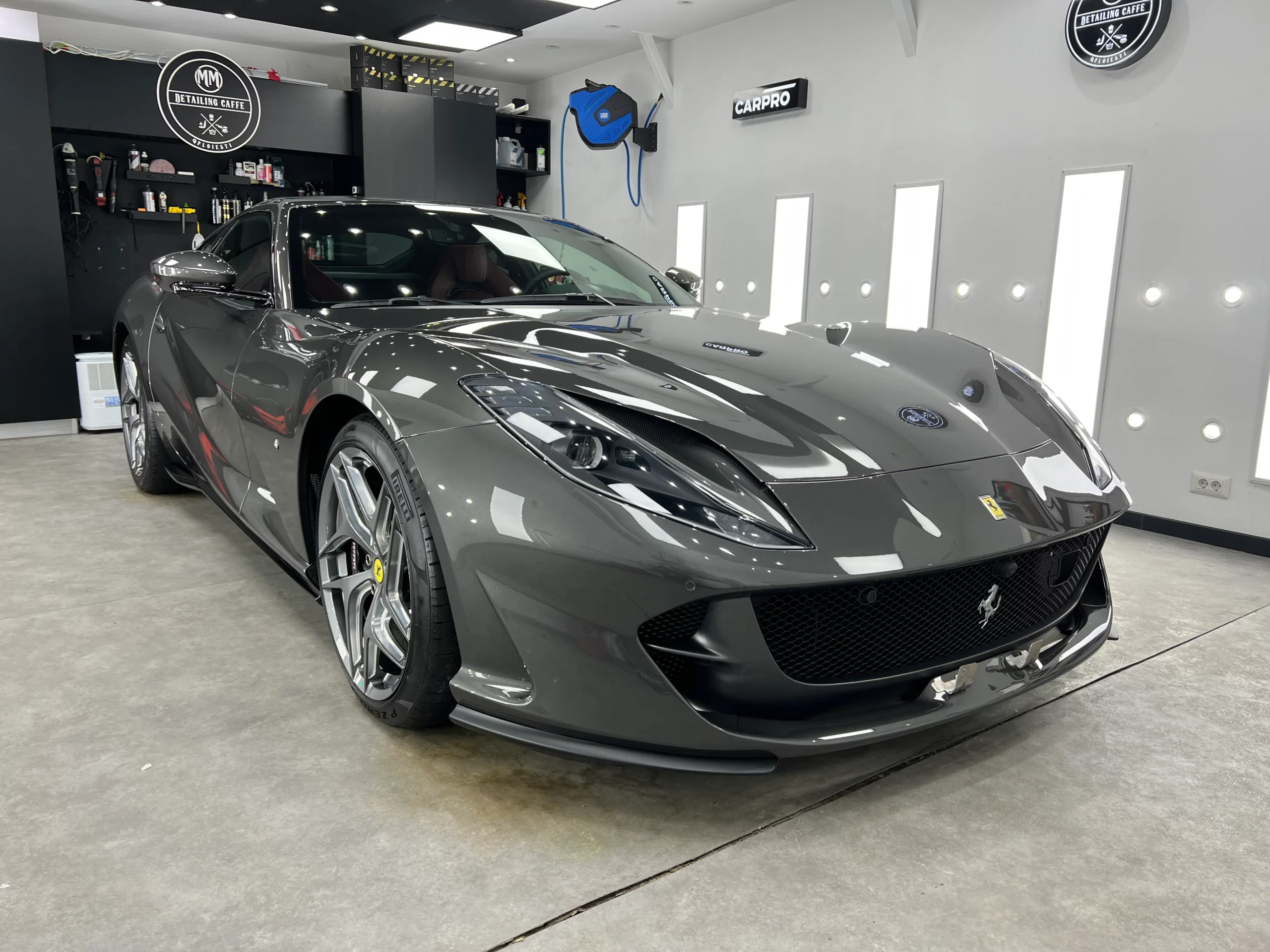 Ferrari după detailing exterior la Detailing Caffe Ploiești