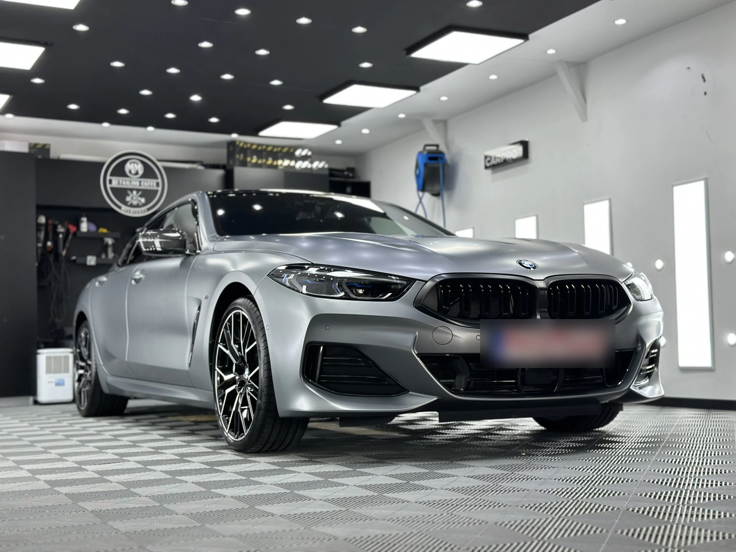 BMW Seria 8 Gran Coupé gri mat, din față, după înfolierea cu folie PPF mată, în atelierul Detailing Caffe din Ploiești