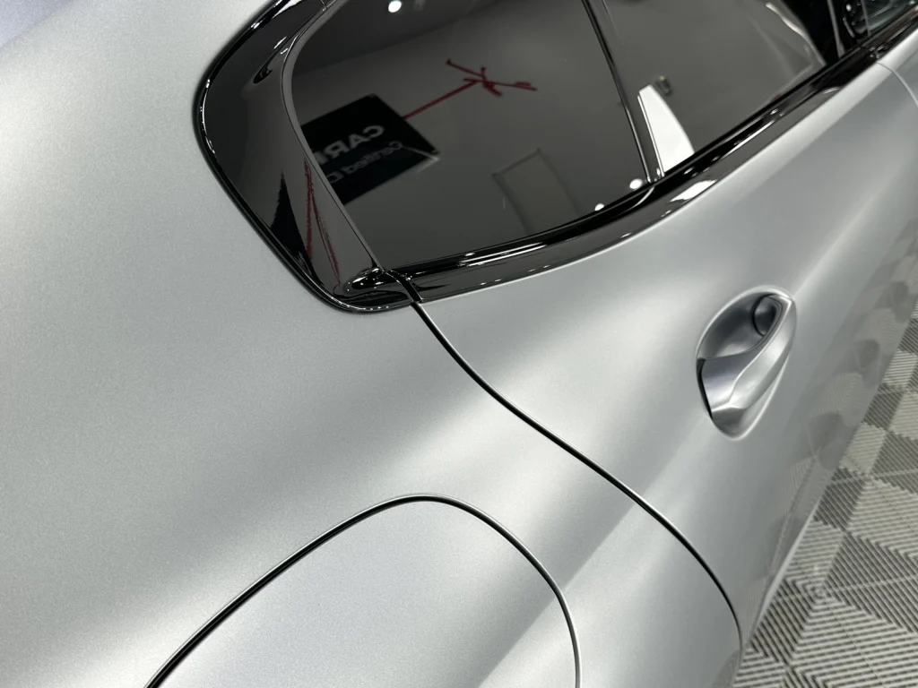 Ușa spate și aripa unui BMW Seria 8 Gran Coupé acoperite cu folie PPF mată